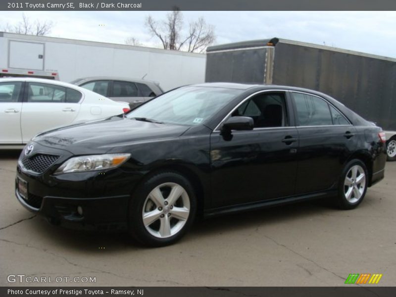 Front 3/4 View of 2011 Camry SE
