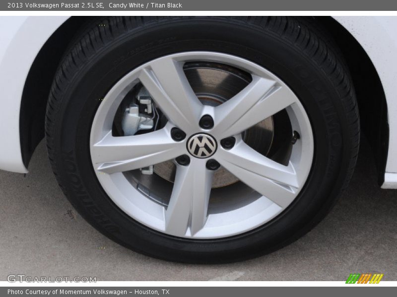 Candy White / Titan Black 2013 Volkswagen Passat 2.5L SE