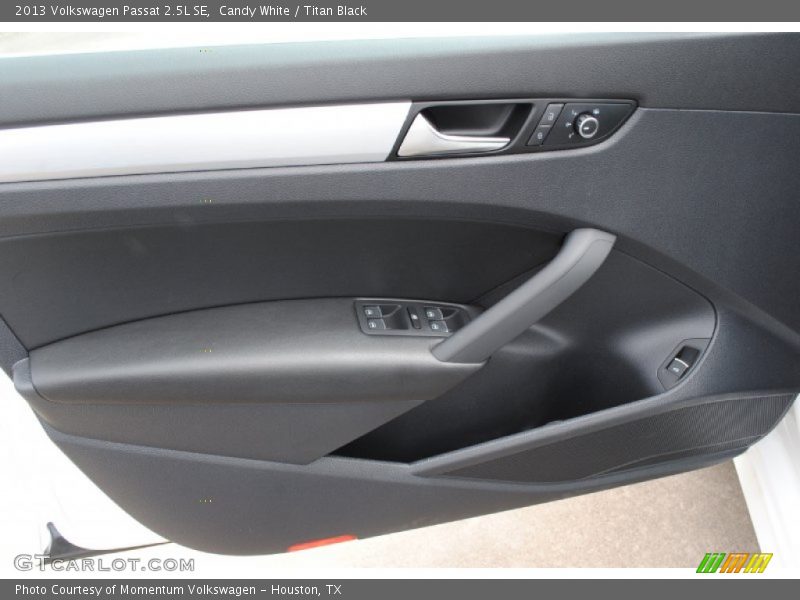 Candy White / Titan Black 2013 Volkswagen Passat 2.5L SE