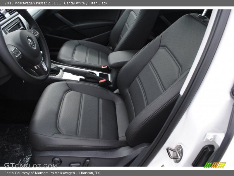 Candy White / Titan Black 2013 Volkswagen Passat 2.5L SE