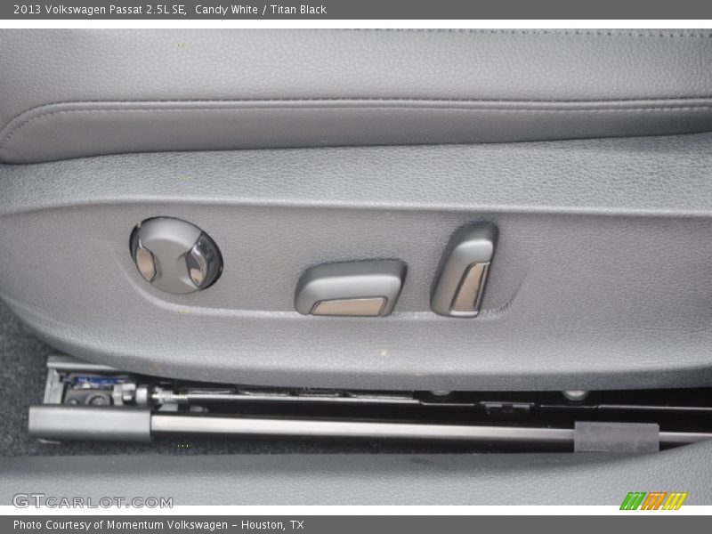Candy White / Titan Black 2013 Volkswagen Passat 2.5L SE
