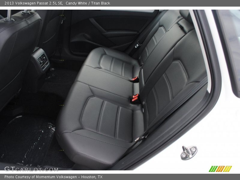 Candy White / Titan Black 2013 Volkswagen Passat 2.5L SE