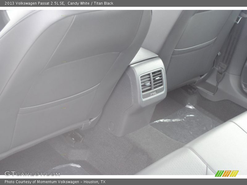 Candy White / Titan Black 2013 Volkswagen Passat 2.5L SE