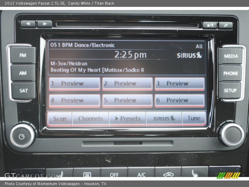 Candy White / Titan Black 2013 Volkswagen Passat 2.5L SE