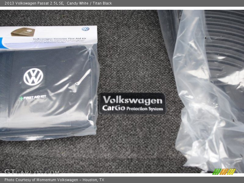 Candy White / Titan Black 2013 Volkswagen Passat 2.5L SE