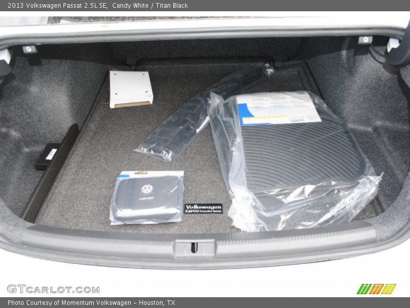 Candy White / Titan Black 2013 Volkswagen Passat 2.5L SE