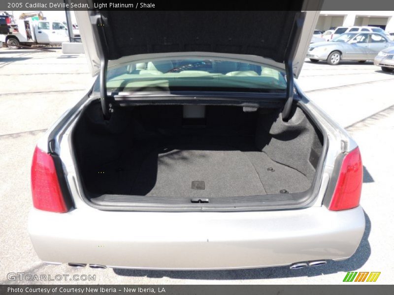 Light Platinum / Shale 2005 Cadillac DeVille Sedan