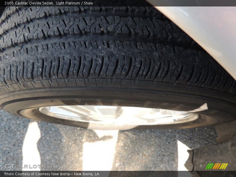 Light Platinum / Shale 2005 Cadillac DeVille Sedan