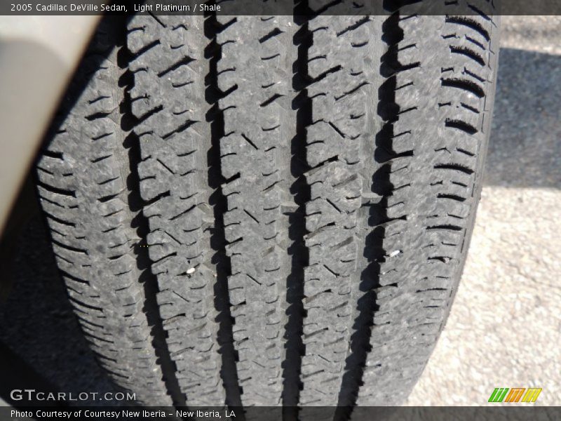 Light Platinum / Shale 2005 Cadillac DeVille Sedan