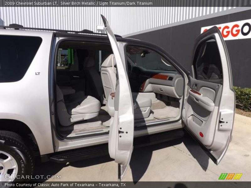 Silver Birch Metallic / Light Titanium/Dark Titanium 2009 Chevrolet Suburban LT