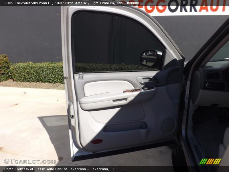 Silver Birch Metallic / Light Titanium/Dark Titanium 2009 Chevrolet Suburban LT
