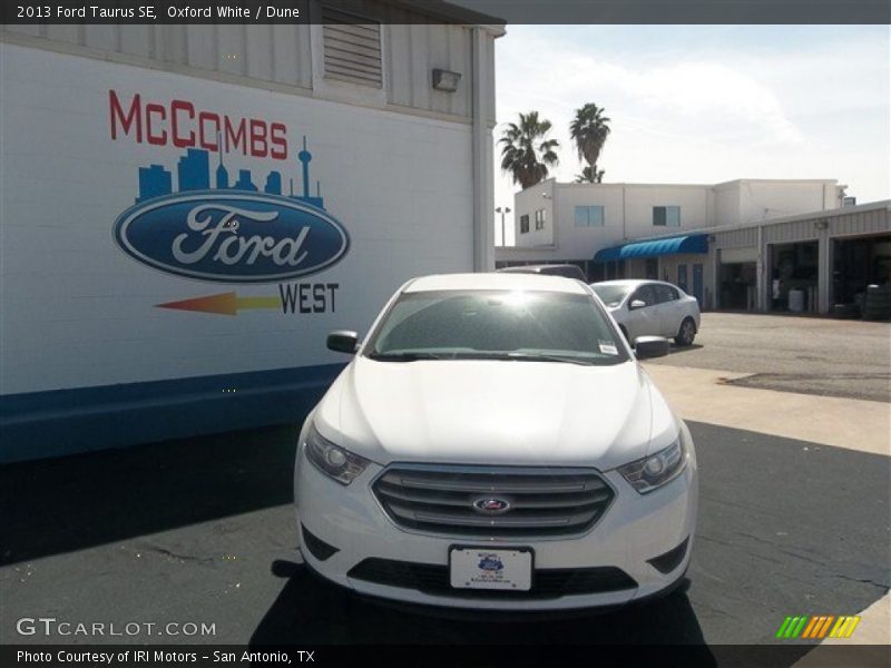Oxford White / Dune 2013 Ford Taurus SE