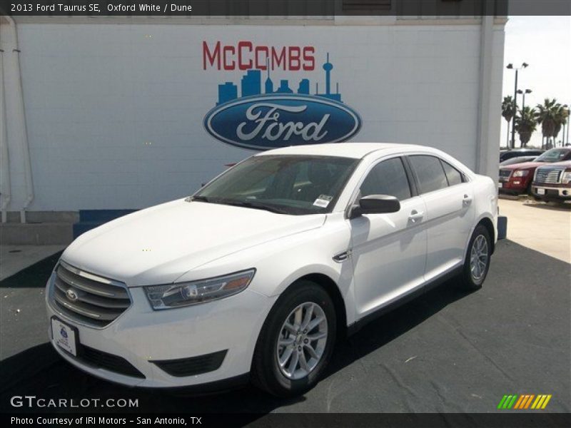 Oxford White / Dune 2013 Ford Taurus SE