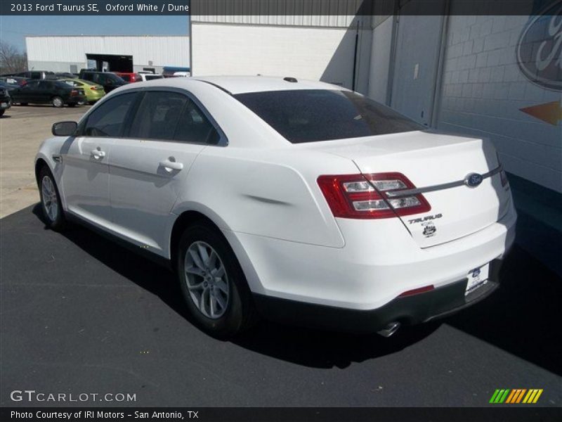 Oxford White / Dune 2013 Ford Taurus SE