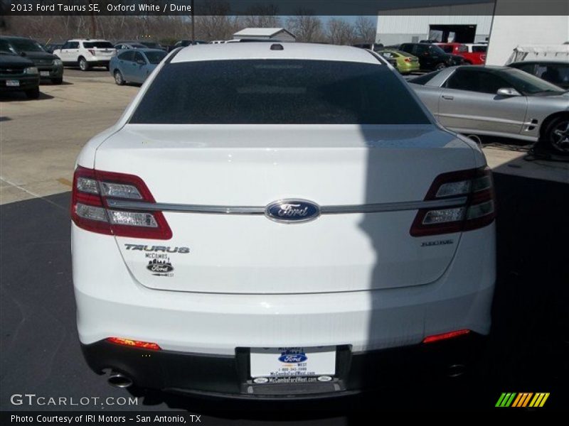 Oxford White / Dune 2013 Ford Taurus SE