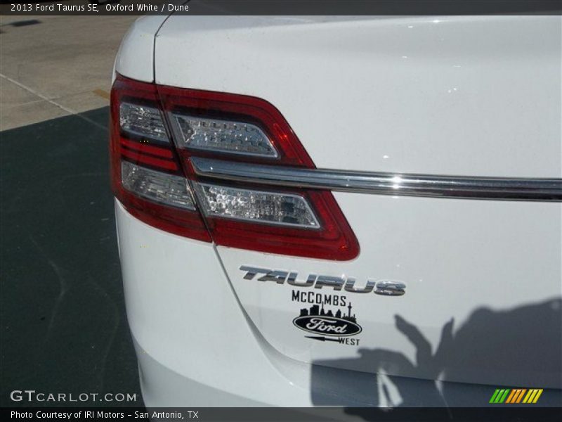Oxford White / Dune 2013 Ford Taurus SE