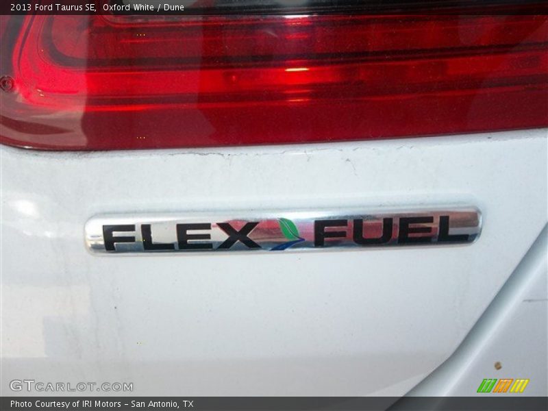 Oxford White / Dune 2013 Ford Taurus SE
