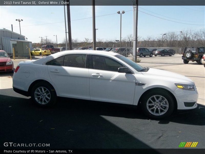 Oxford White / Dune 2013 Ford Taurus SE