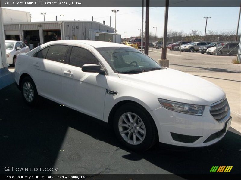 Oxford White / Dune 2013 Ford Taurus SE