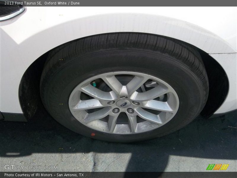 Oxford White / Dune 2013 Ford Taurus SE