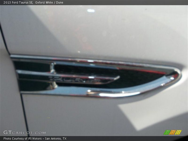 Oxford White / Dune 2013 Ford Taurus SE