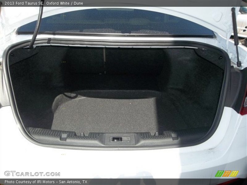 Oxford White / Dune 2013 Ford Taurus SE