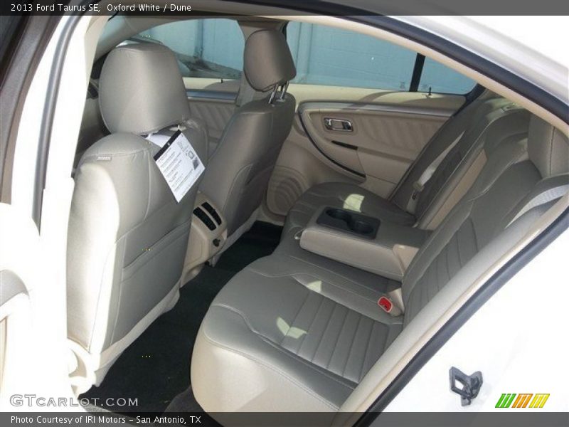 Oxford White / Dune 2013 Ford Taurus SE