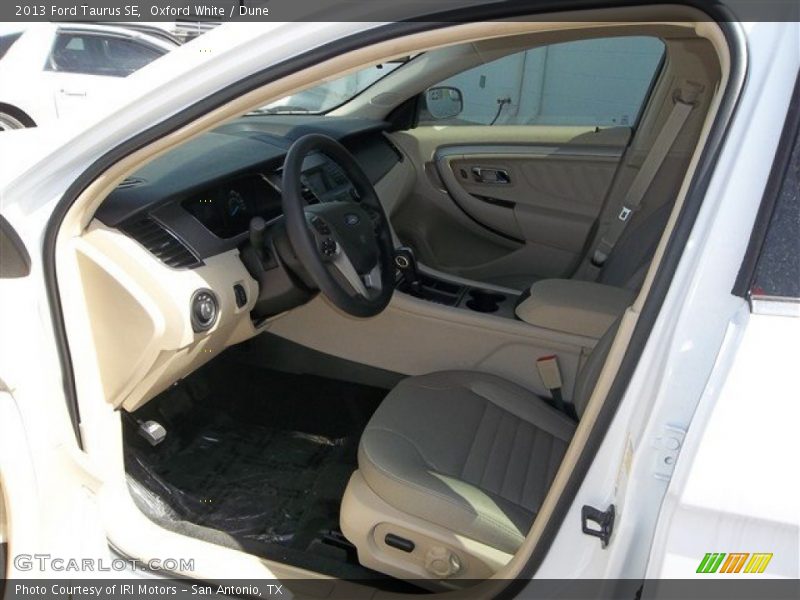 Oxford White / Dune 2013 Ford Taurus SE