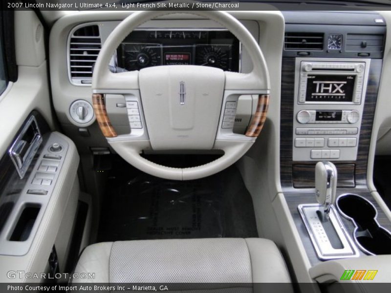 Dashboard of 2007 Navigator L Ultimate 4x4