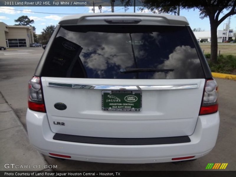 Fuji White / Almond 2011 Land Rover LR2 HSE
