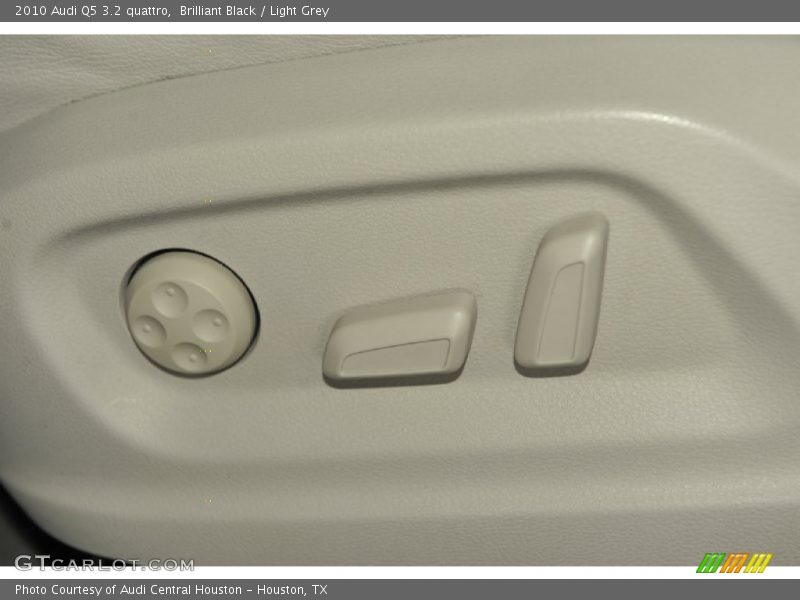 Brilliant Black / Light Grey 2010 Audi Q5 3.2 quattro