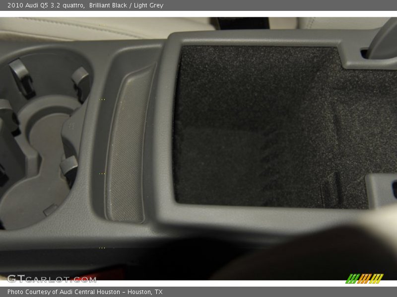 Brilliant Black / Light Grey 2010 Audi Q5 3.2 quattro