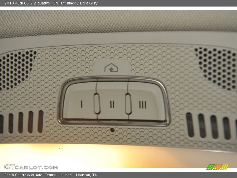 Brilliant Black / Light Grey 2010 Audi Q5 3.2 quattro