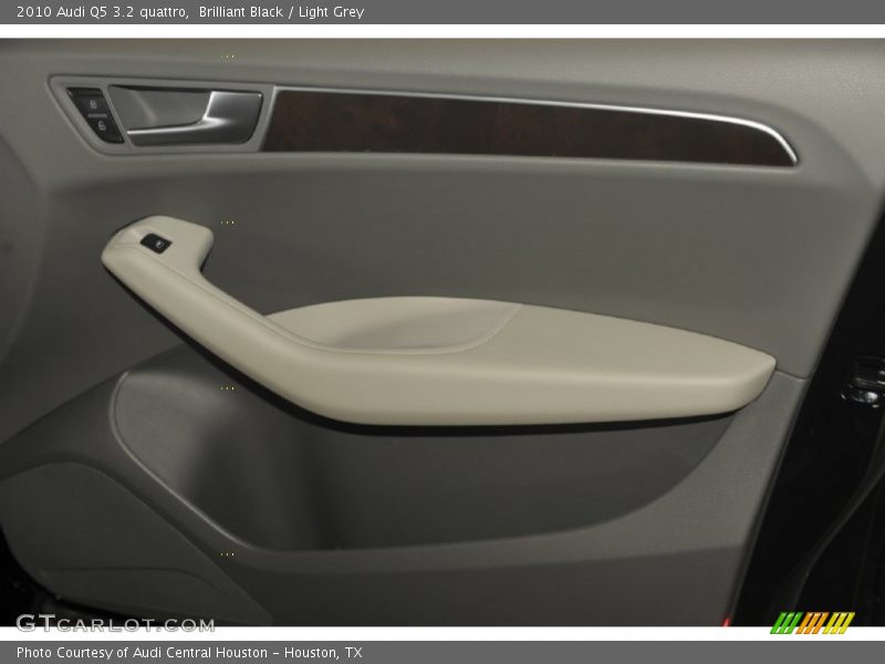 Brilliant Black / Light Grey 2010 Audi Q5 3.2 quattro
