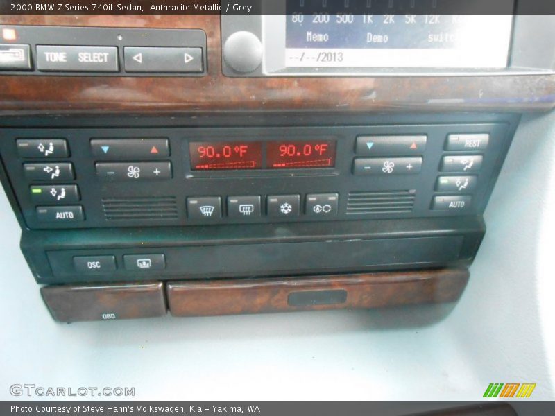 Controls of 2000 7 Series 740iL Sedan