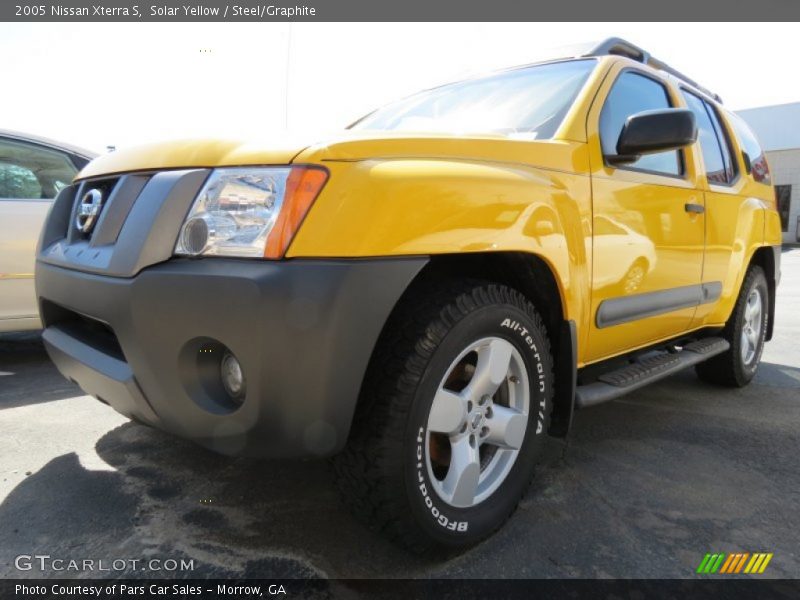 Front 3/4 View of 2005 Xterra S