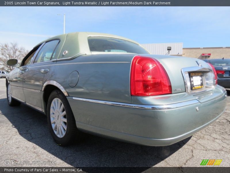 Light Tundra Metallic / Light Parchment/Medium Dark Parchment 2005 Lincoln Town Car Signature
