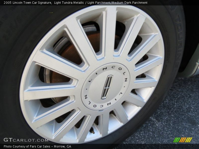 Light Tundra Metallic / Light Parchment/Medium Dark Parchment 2005 Lincoln Town Car Signature