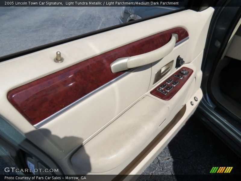 Light Tundra Metallic / Light Parchment/Medium Dark Parchment 2005 Lincoln Town Car Signature
