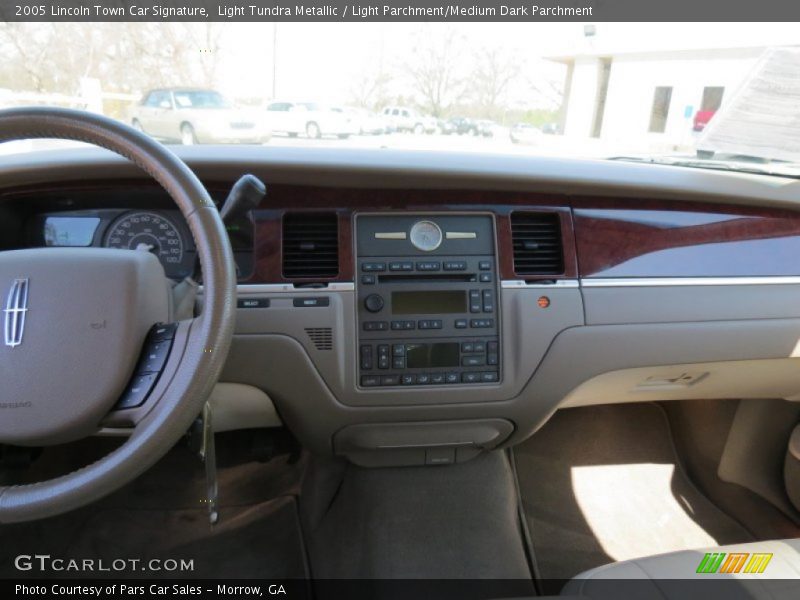 Light Tundra Metallic / Light Parchment/Medium Dark Parchment 2005 Lincoln Town Car Signature