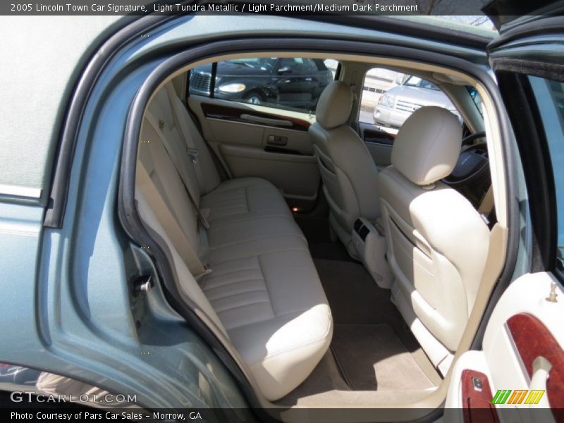 Light Tundra Metallic / Light Parchment/Medium Dark Parchment 2005 Lincoln Town Car Signature