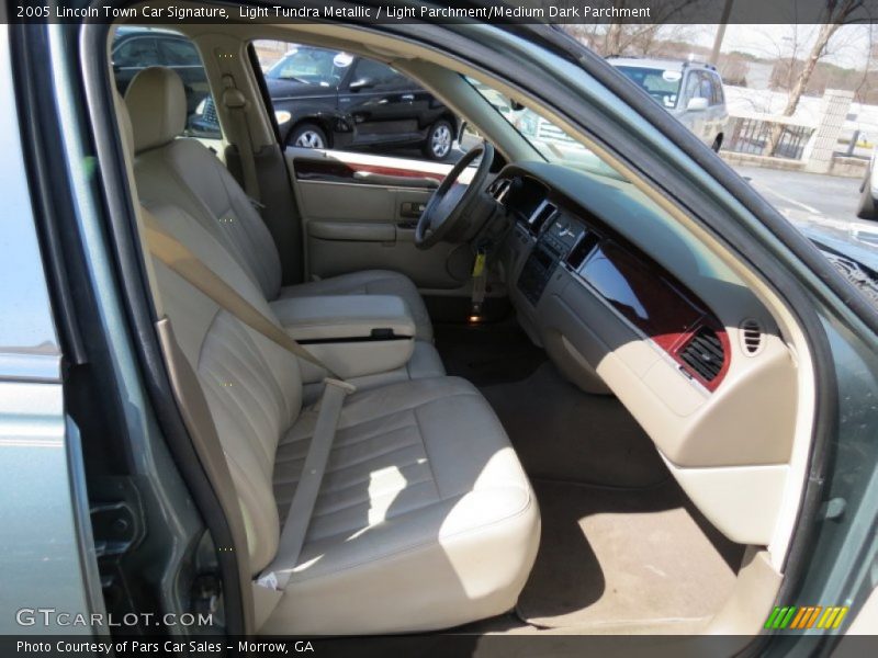 Light Tundra Metallic / Light Parchment/Medium Dark Parchment 2005 Lincoln Town Car Signature