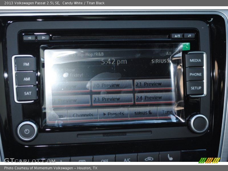Candy White / Titan Black 2013 Volkswagen Passat 2.5L SE