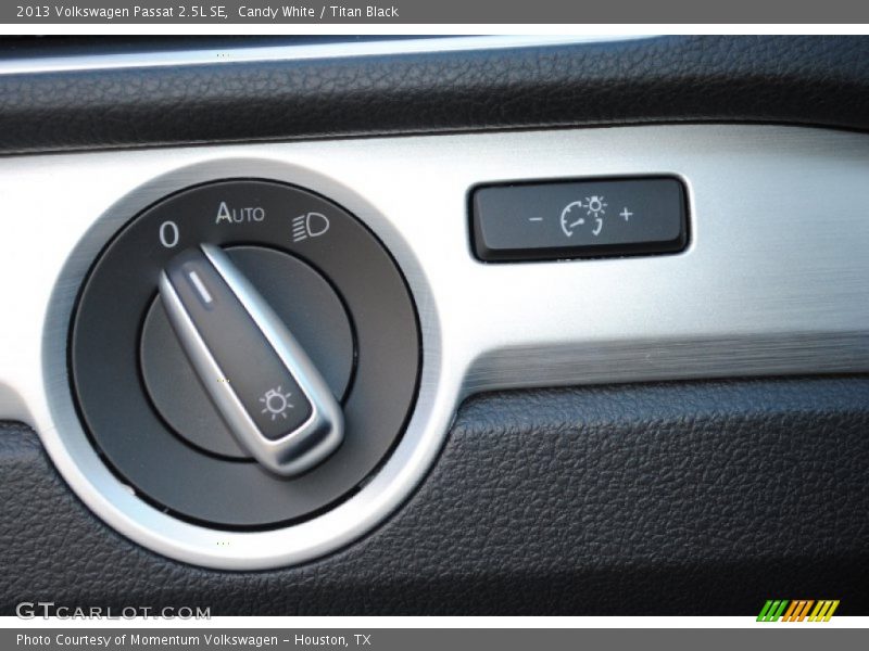 Candy White / Titan Black 2013 Volkswagen Passat 2.5L SE