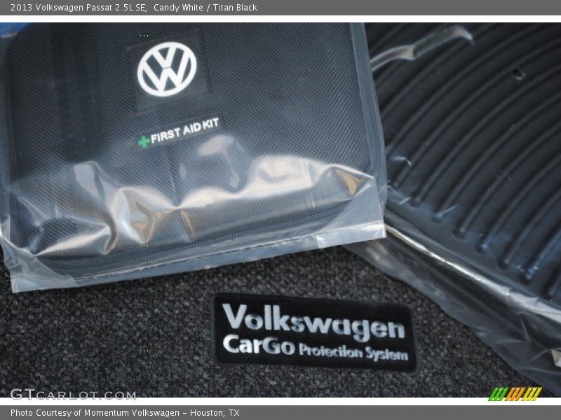 Candy White / Titan Black 2013 Volkswagen Passat 2.5L SE