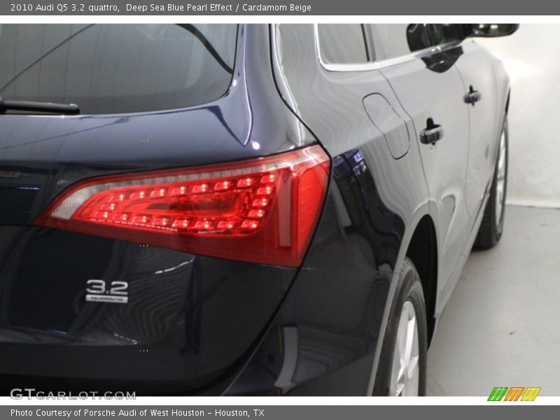 Deep Sea Blue Pearl Effect / Cardamom Beige 2010 Audi Q5 3.2 quattro