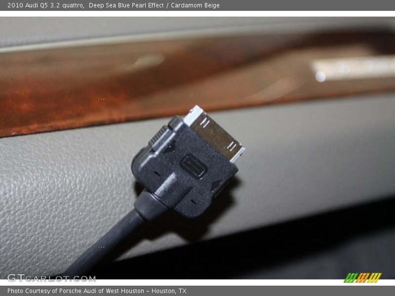 Deep Sea Blue Pearl Effect / Cardamom Beige 2010 Audi Q5 3.2 quattro