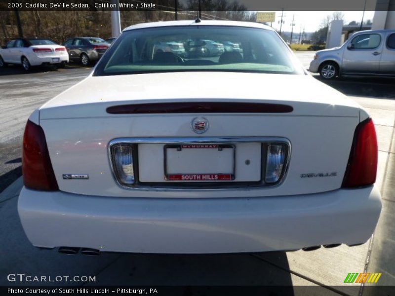 Cotillion White / Shale 2005 Cadillac DeVille Sedan