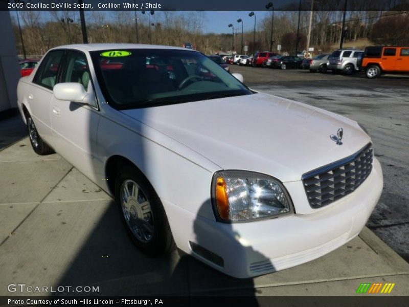 Cotillion White / Shale 2005 Cadillac DeVille Sedan