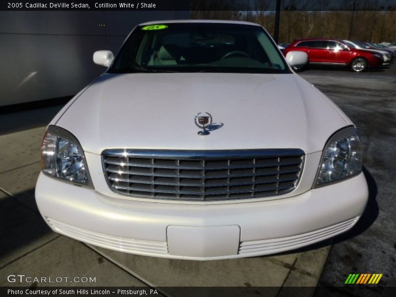 Cotillion White / Shale 2005 Cadillac DeVille Sedan